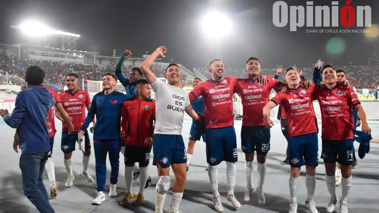 (1 - 0). Wilstermann supera a Blooming con gol de penal./NO&Eacute; PORTUGAL ARCHIVO