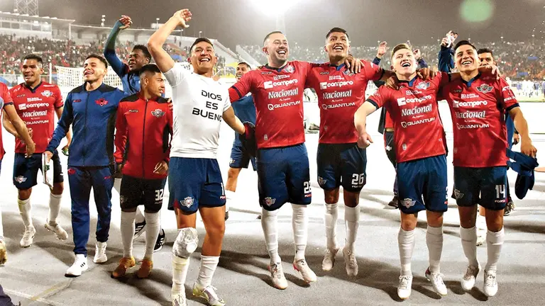 Los jugadores de Wilstermann celebran la victoria./ NOÉ PORTUGAL