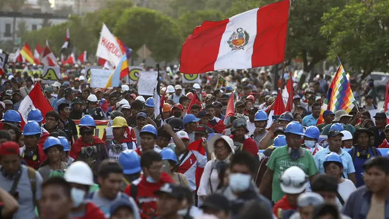 Miles de personas participan en una nueva manifestaci&oacute;n antigubernamental en Lima (Per&uacute;), en una fotograf&iacute;a de archivo./ EFE