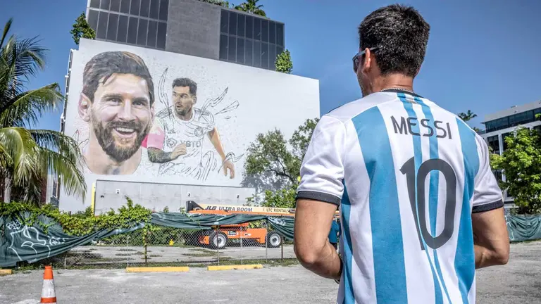 Un aficionado con una camiseta de la selección argentina y el número 10 de Lionel Messi fue registrado hoy, al observar un mural de Messi, en Wynwood (Florida, EEUU)./ EFE