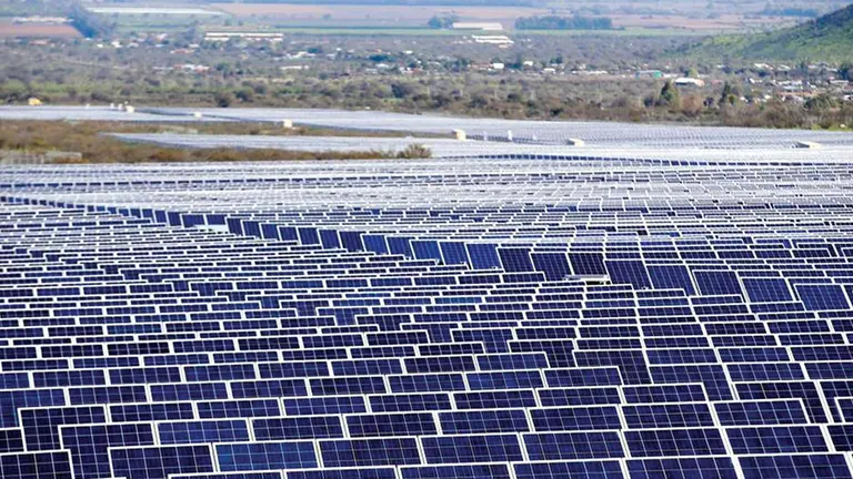 Vista general de paneles solares pertenecientes a un parque solar, en una fotograf&iacute;a de archivo/ EFE
