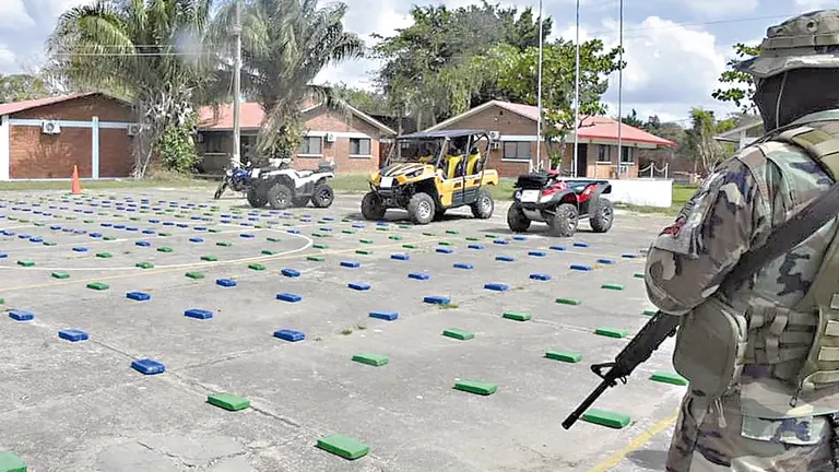FELCN expone la droga y las movilidades secuestradas en Santa Ana de Yacuma./ FACEBOOK JAIME MAMANI ESP&Iacute;NDOLA