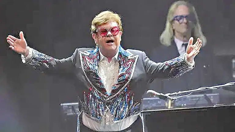 Despedida de Elton John en un escenario de Suecia./ AGENCIAS