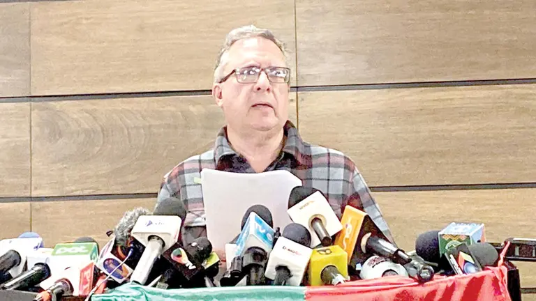 El diputado de CC, Carlos Alarc&oacute;n, bronda conferencia de prensa./ CC