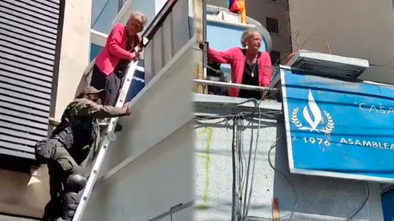 Tras 40 d&iacute;as de vigilia, Amparo Carvajal sube por una escalera y entra a las oficinas de la APDHB. CAPTURA BR&Uacute;JULA DIGITAL Y FBCR