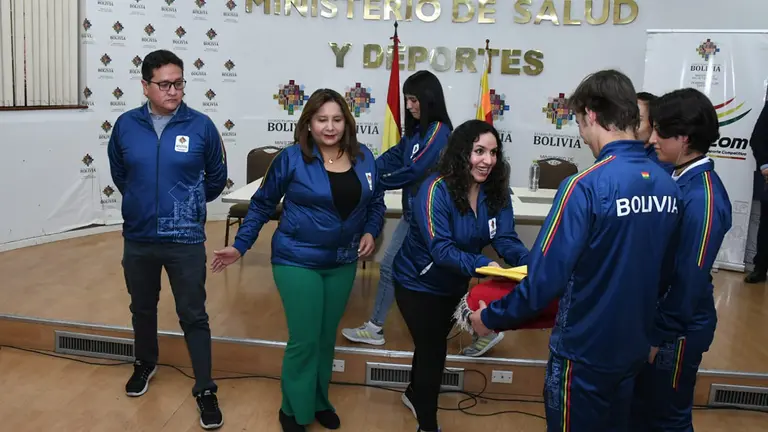 Autoridades entregan la bandera a los representantes nacionales./ APG