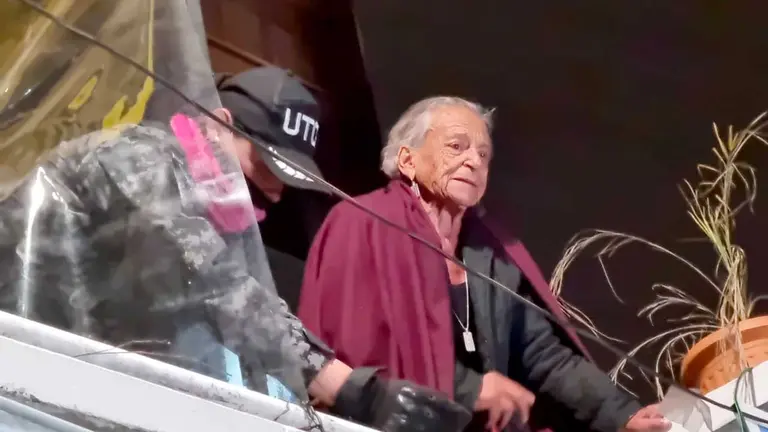 Amparo Carvajal, resguardada por mujeres policías./ ERBOL