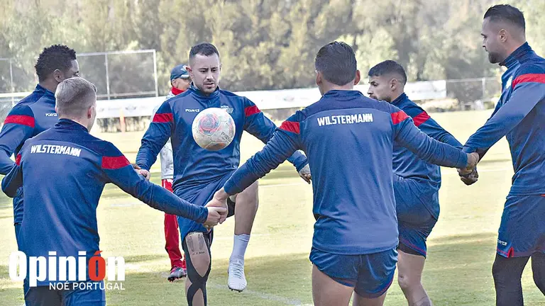 Rodrigo Amaral (c) controla el bal&oacute;n, durante una pr&aacute;ctica de Wilstermann en Alalay./ NO&Eacute; PORTUGAL