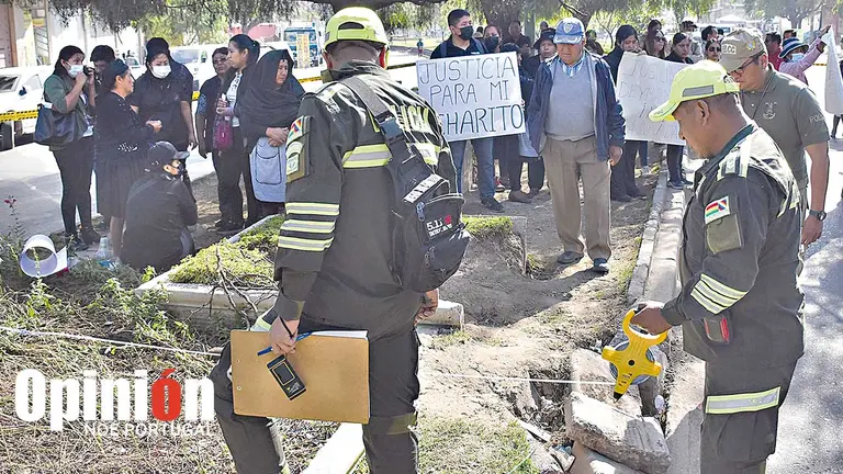 Inspecci&oacute;n ocular en el lugar de la tragedia vial con 4 v&iacute;ctimas mortales, en la avenida Rep&uacute;blica, Cochabamba./ NO&Eacute; PORTUGAL