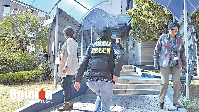 Funcionario policial en oficinas de BoA en la avenida Sim&oacute;n L&oacute;pez, Cochabamba./ NO&Eacute; PORTUGAL