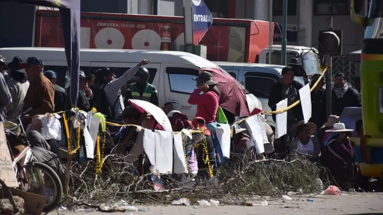 Tercer d&iacute;a de bloqueo realizado por pobladores de Colcapirhua en la avenida Blanco Galindo./ NO&Eacute; PORTUGAL