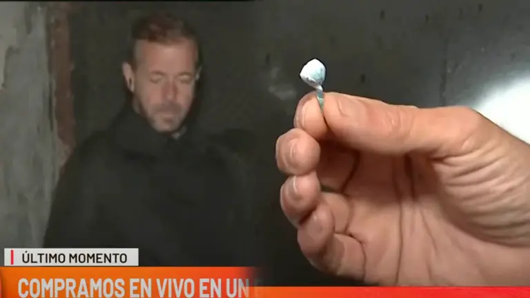 El periodista al momento de realizar la compra y luego mostrando el narc&oacute;tico. CAPTURA AM&Eacute;RICA TV