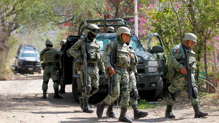 Soldados del ejército mexicano hacen presencia en la zona en la que se registró un ataque en contra de miembros de la fiscalía de Jalisco, en el municipio de Tlajomulco (México)./ EFE