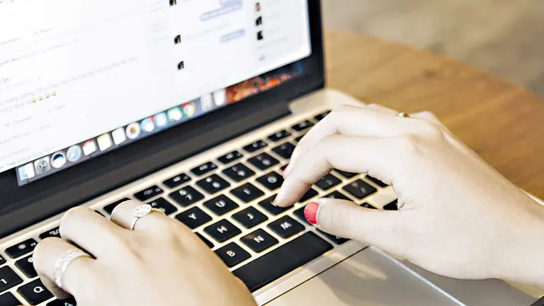 Fotograf&iacute;a ilustrativa del uso de una computadora./ PEXELS
