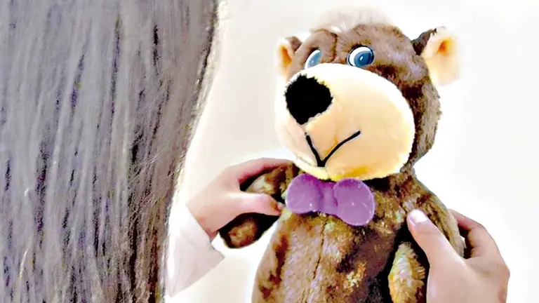 Una ni&ntilde;a sostiene un peluche./ MARIELA COSS&Iacute;O