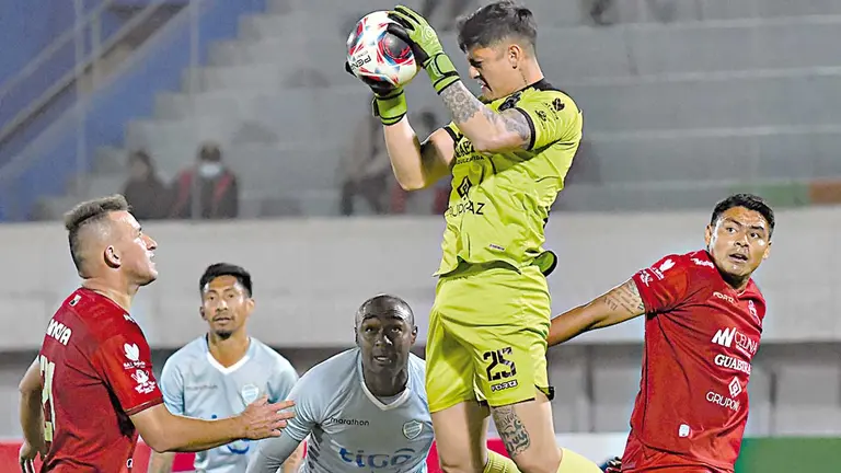 Jairo Cuéllar toma la pelota ante la mirada de Oswaldo Blanco./  NOÉ PORTUGAL