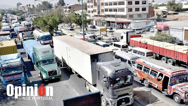 El bloqueo registrado desde d&iacute;as recientes en Colcapirhua, sobre la avenida Blanco Galindo./ NO&Eacute; PORTUGAL