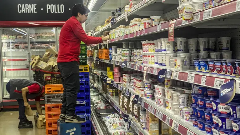 Fotograf&iacute;a de archivo de empleados de un supermercado que organizan productos en los estantes, en Buenos Aires (Argentina). EFE