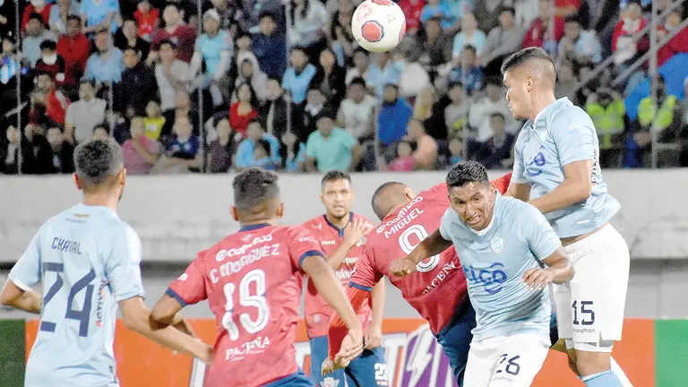 Una acci&oacute;n del cl&aacute;sico de febrero, cuando Aurora venci&oacute; por 0-2 a Wilster por Liga./ DICO SOL&Iacute;S