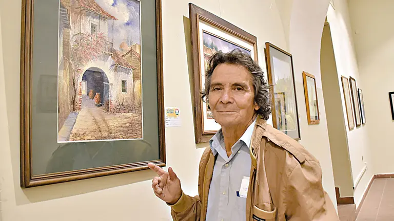 El artista Jes&uacute;s Florido junto a una obra de arte que exhibe en la galer&iacute;a Melchor P&eacute;rez de Olgu&iacute;n./ NO&Eacute; PORTUGAL