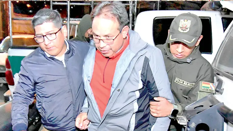 El exviceministro Carmelo Valda, cuando result&oacute; aprehendido. / APG