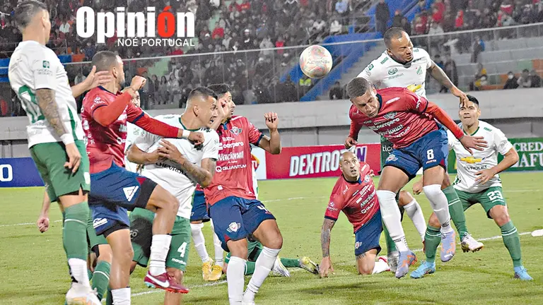 Jugadores de Wilstermann y Oriente pugnan un balón aéreo en una acción de pelota detenida.  / NOÉ PORTUGAL