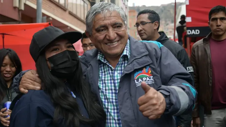 El alcalde Iv&aacute;n Arias, junto a una ciudadana pace&ntilde;a. PRENSA IV&Aacute;N ARIAS