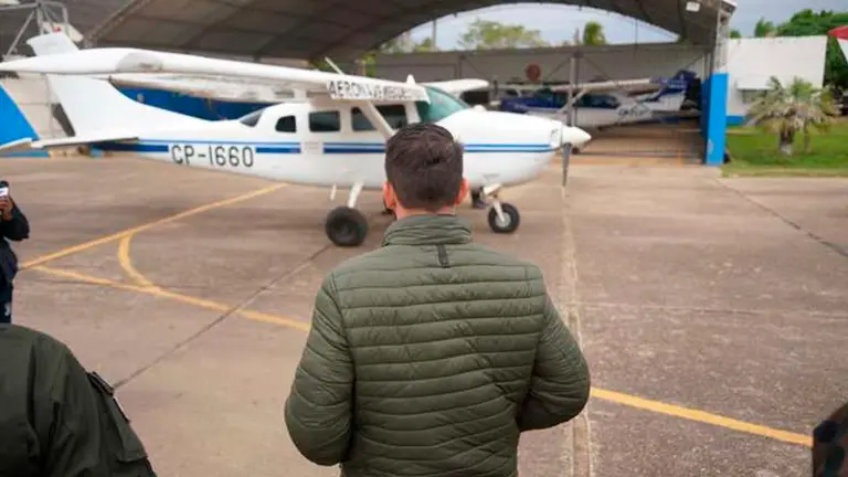 El ministro de Gobierno Eduardo Del Castillo en el hangar con avionetas. Ministerio de Gobierno