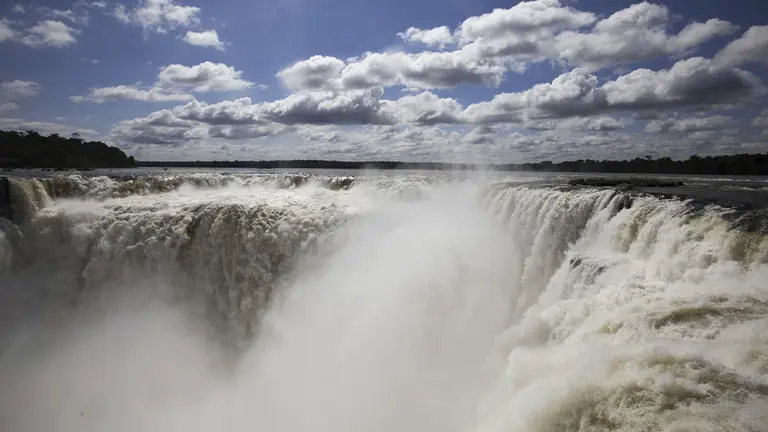 Fotograf&iacute;a de archivo en la que se registr&oacute; el salto Garganta del Diablo en las Cataratas del Iguaz&uacute;, en el Parque Nacional de Iguaz&uacute; (Argentina)./ EFE