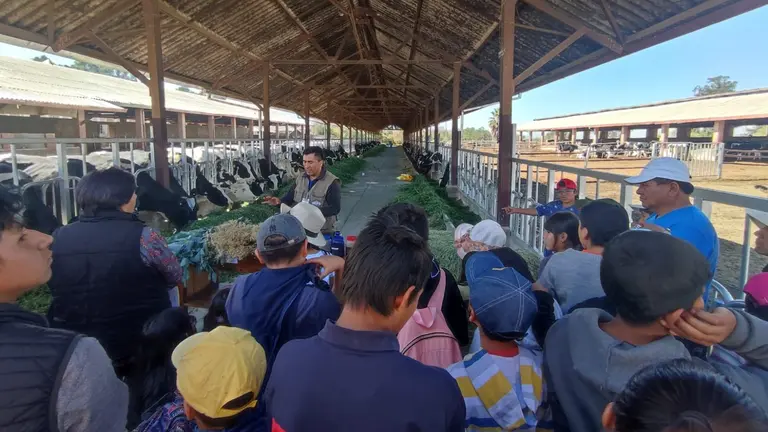 Los visitantes en la Granja Modelo Pairumani. OPINI&Oacute;N