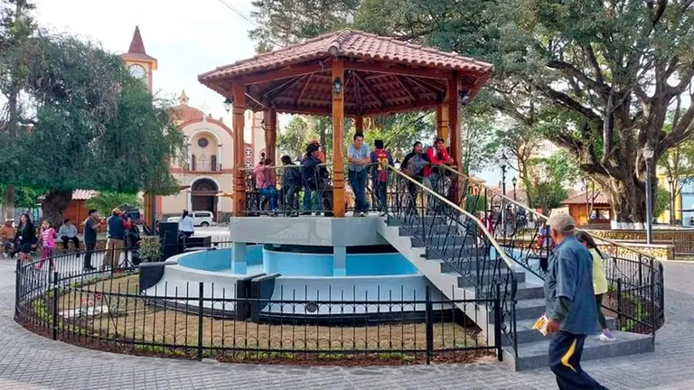 Plaza de Sipe Sipe, en su aniversario./ CORTES&Iacute;A
