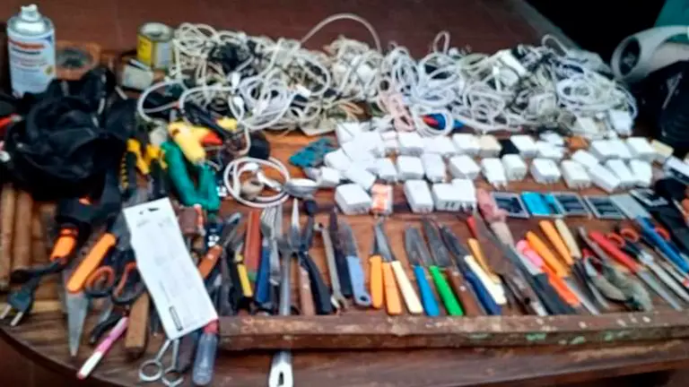 Exhiben los art&iacute;culos encontrados durante la requisa en la c&aacute;rcel de Palmasola, Santa Cruz. / FACEBOOK ENRIQUE TEJERINA PERIODISTA