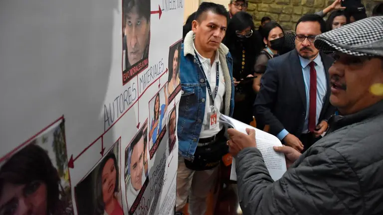El concejal Murillo presentando la denuncia por la presunta contrataci&oacute;n de un grupo de choque por parte de la bancada del MAS. No&eacute; Portugal