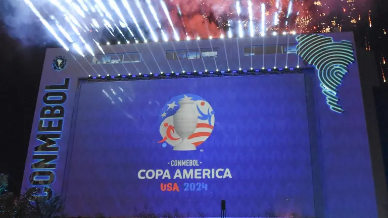 Fotografía de una proyección con la imagen de la Copa América 2024 y fuegos artificiales hoy, en la presentación de la nueva imagen del torneo en la sede del organismo en Luque (Paraguay)./ EFE