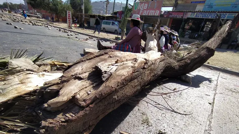 Bloqueadores de la Villa 1 de Mayo tambi&eacute;n cierran la avenida Petrolera. DICO SOL&Iacute;S