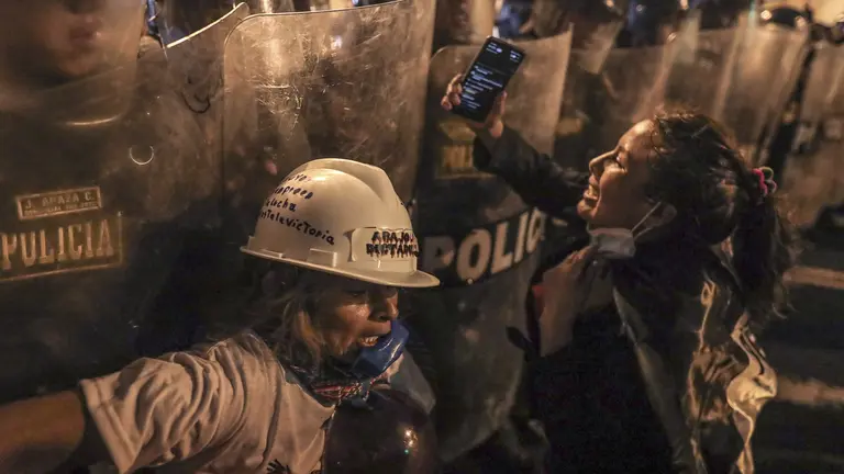 La Polic&iacute;a se enfrenta con manifestantes durante protestas en las que reclaman la renuncia de la presidenta Dina Boluarte y el cierre del Congreso hoy, en Lima (Per&uacute;)./ EFE