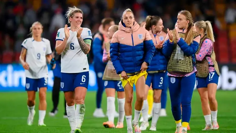 Jugadoras inglesas festejan su victoria por 1-0 sobre Hait&iacute; por el Mundial femenino. England Football Team