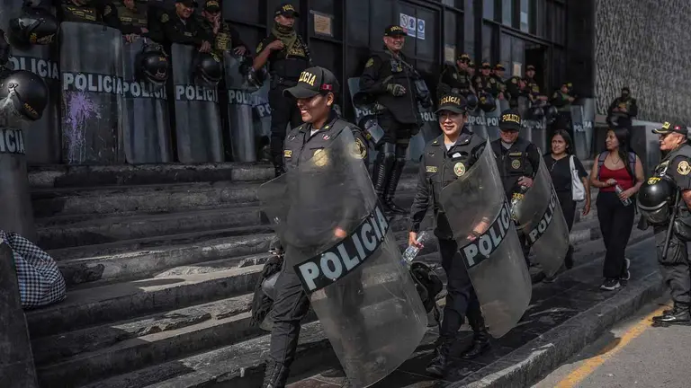 Agentes de polic&iacute;a se forman cerca de la plaza de San Mart&iacute;n, en Lima (Per&uacute;), este 20 de julio de 2023. EFE
