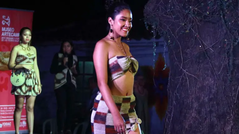 Una modelo luce un traje realizado por la cultura ind&iacute;gena Weenhayek hoy, en Santa Cruz (Bolivia). EFE