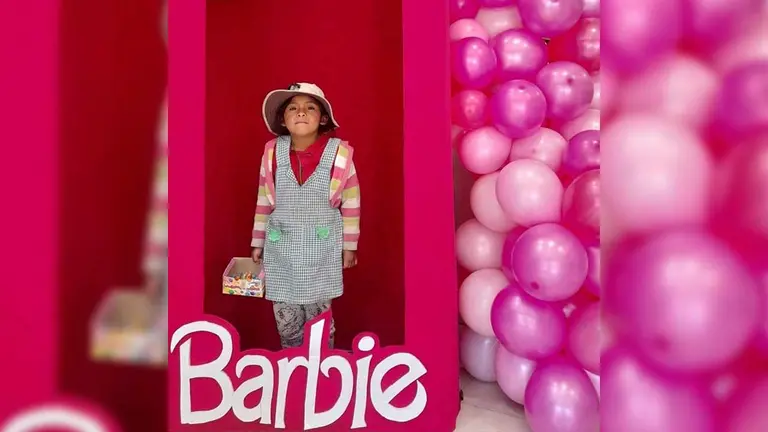 Imagen de la ni&ntilde;a en la caja de Barbie. NATALIA MENDOZA