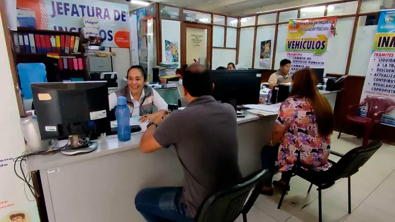Contribuyentes pagan impuestos en oficinas de la Alcald&iacute;a de Colcapirhua.GAMC