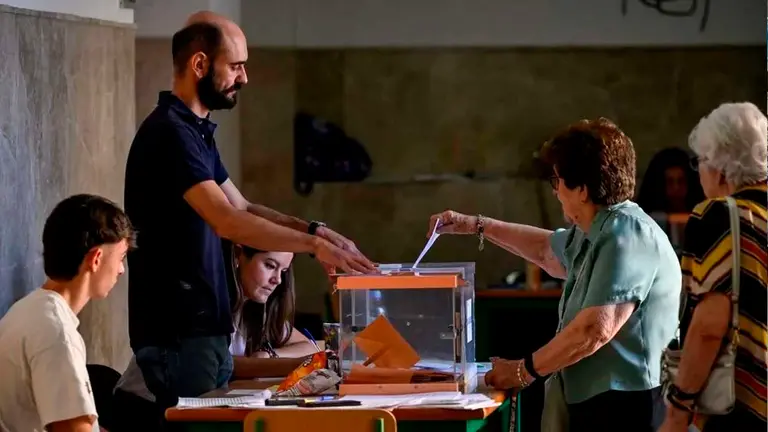 Dos ciudadanas espa&ntilde;olas emiten su voto.