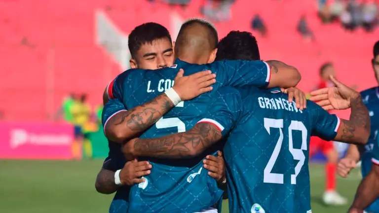 Jugadores de Tomayapo celebran una conquista en el 2-0 sobre Guabir&aacute; en el IV Centenario de Tarija. APG