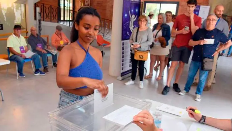 Ciudadanos espa&ntilde;oles emiten su voto este domingo electoral.