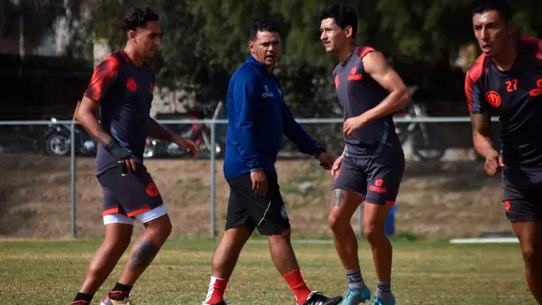 El entrenador paraguayo Pablo Godoy (c) dirige una pr&aacute;ctica de FC Universitario en el estadio Sebasti&aacute;n Ram&iacute;rez de Tiquipaya. NO&Eacute; PORTUGAL