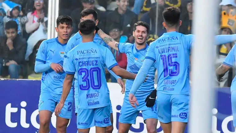 Jugadores de Bol&iacute;var celebran un gol. APG