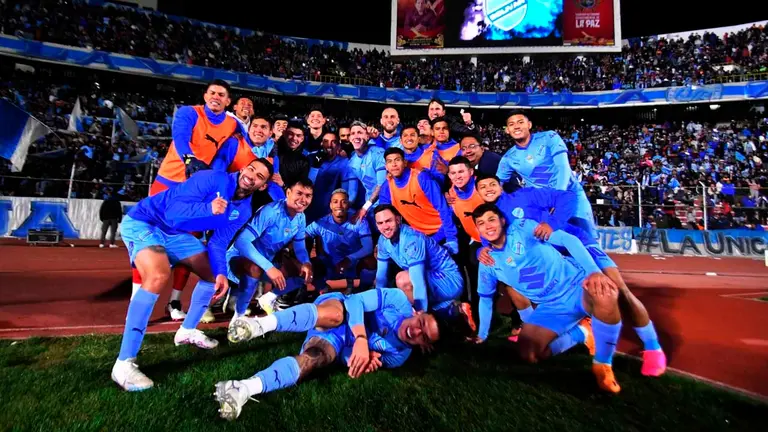 Jugadores de Bol&iacute;var festejan con su hinchada despu&eacute;s del 3-0 endosado a The Strongest en Miraflores. APG