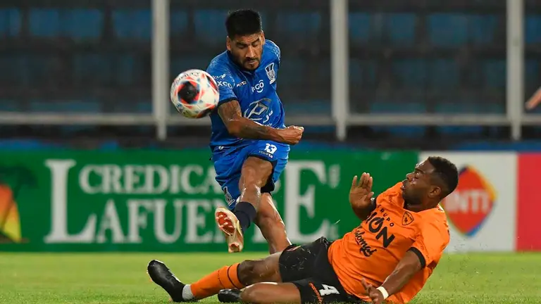 Una jugada del empate (2-2) que se registr&oacute; en Villa Tunari entre Palmaflor y Royal Pari. APG