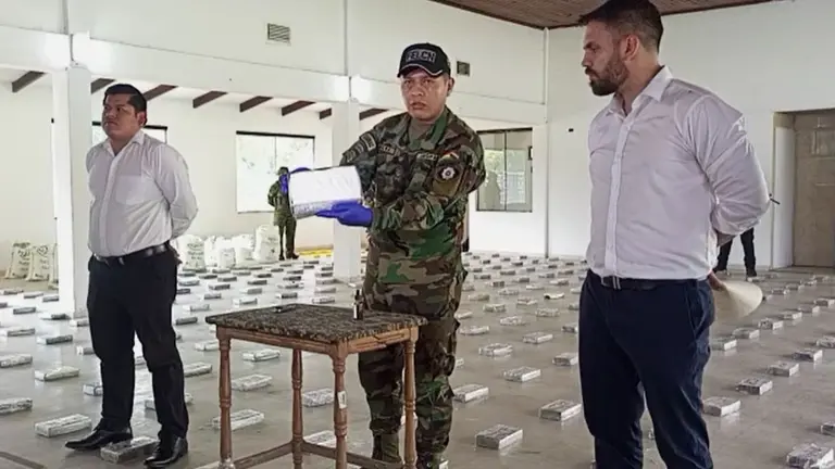 El ministro de Gobierno, Eduardo del Castillo (d), brinda detalles respecto a los m&aacute;s de 500 de kilos de droga en Santa Cruz. MINISTERIO DE GOBIERNO