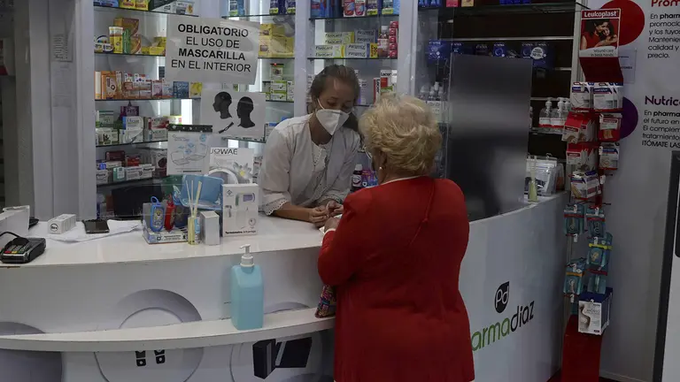 Fotograf&iacute;a de archivo de una vecina del distrito del Puente de Vallecas mientras compra en una farmacia en la Avenida de la Albufera, en Madrid (Espa&ntilde;a)./  EFE